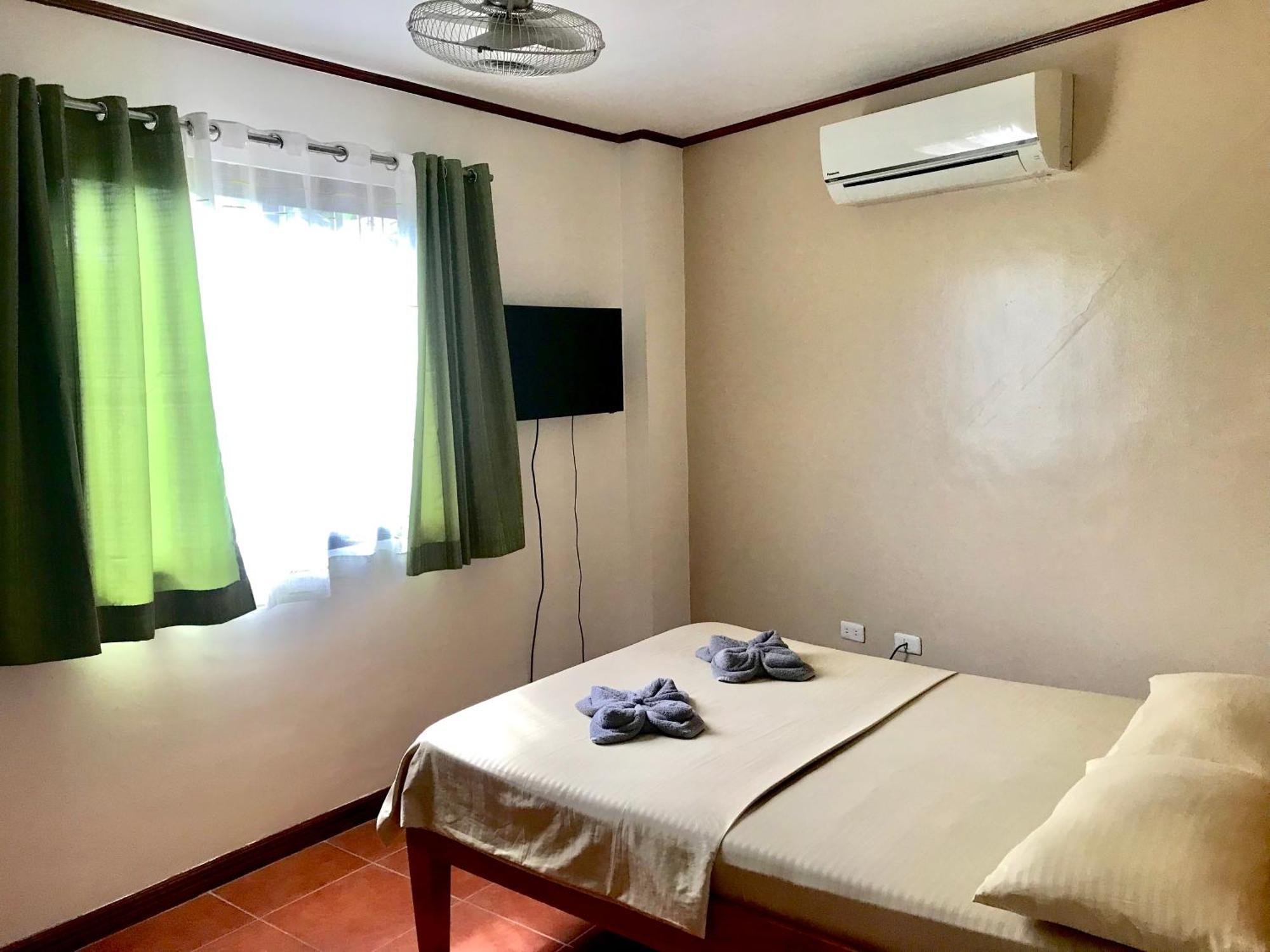 Badladz Staycation Condos Puerto Galera Exteriör bild