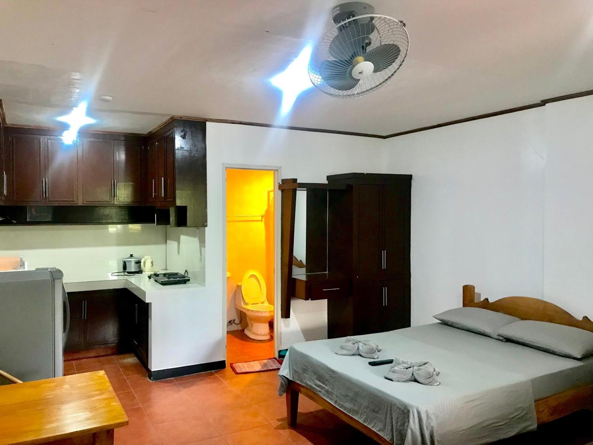 Badladz Staycation Condos Puerto Galera Exteriör bild
